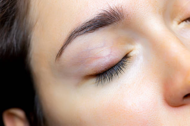 a woman's eye closed and her natural brows